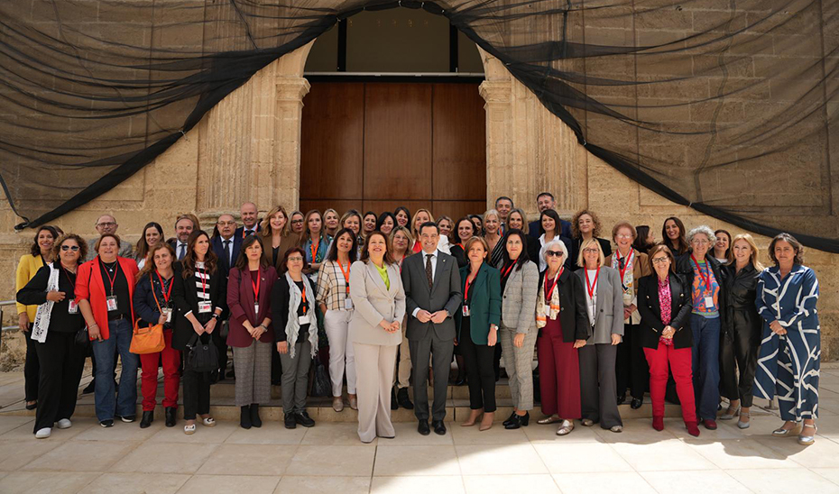 Carmen Crespo, junto al presidente de la Junta, Juanma Moreno, consejeras del Gobierno andaluz y representantes del colectivo de mujeres rurales, en la fachada del Parlamento.