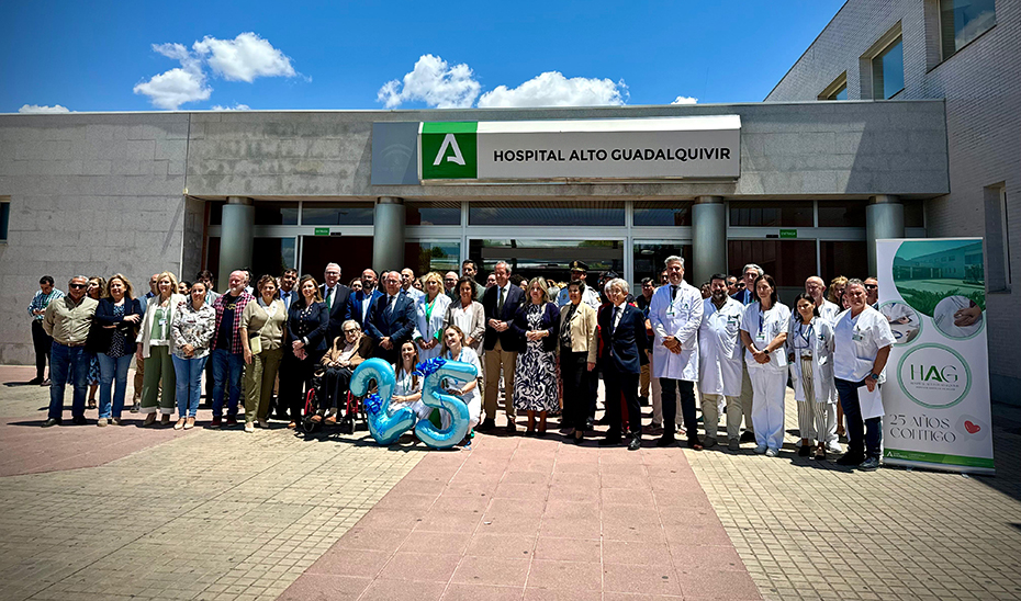 
			      García, con autoridades y trabajadores del Hospital Algo Guadalquivir de Andújar, en su 25 aniversario.			    
			  
