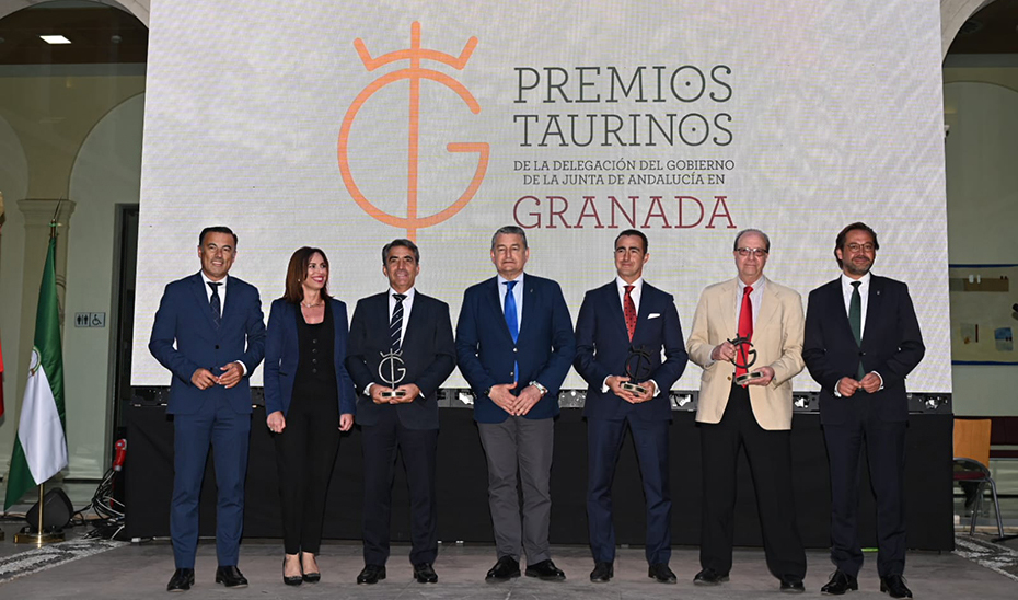 Los consejeros Antonio Sanz y Rocío Díaz, con el resto de autoridades y los galardonados con los Premios Taurinos de la Delegación de Granada.
