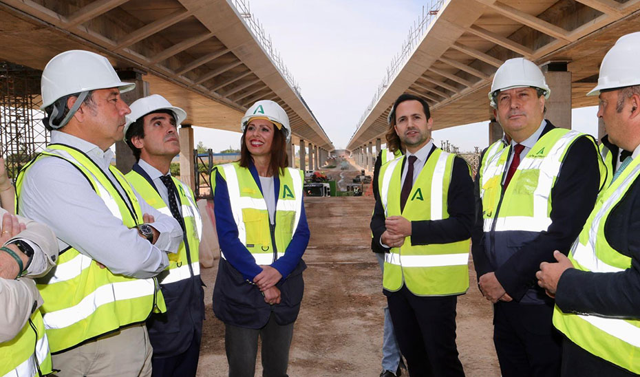 
			      Un momento de la visita técnica de la consejera de Fomento, Rocío Díaz, a las obras del viaducto de Pago de Enmedio, en Sevilla.			    
			  