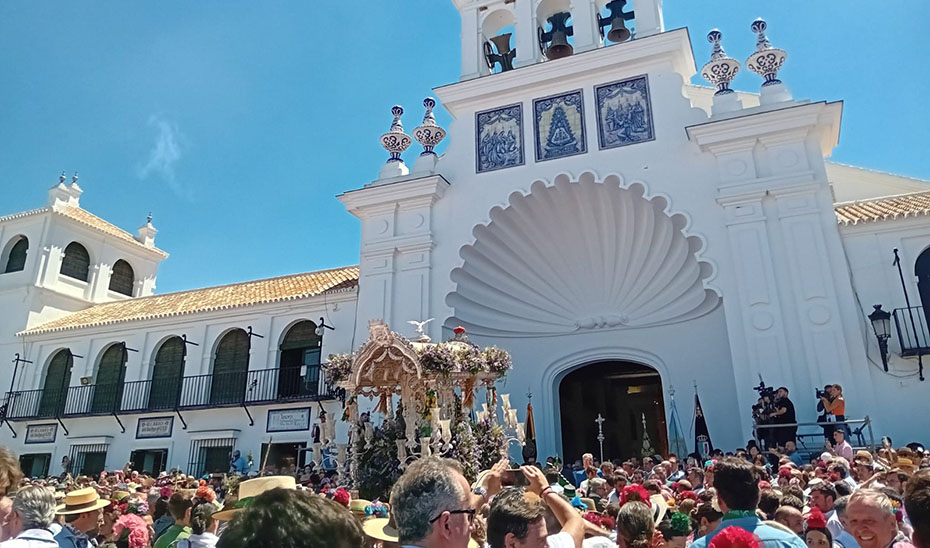 
			      Procesión de la Virgen del Rocío 2024 frente a la Ermita.			    
			  