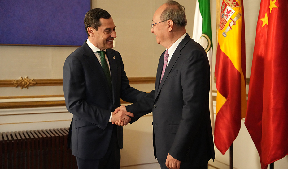 Moreno saluda Li, a su llegada a la sede de la Presidencia de la Junta de Andalucía, donde han mantenido a continuación un encuentro institucional.