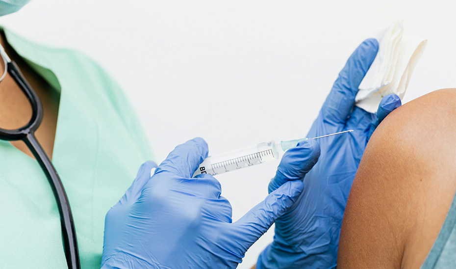 
			      Una profesional sanitaria dispensa la vacuna frente la virus del papiloma humano a un adolescente.			    
			  