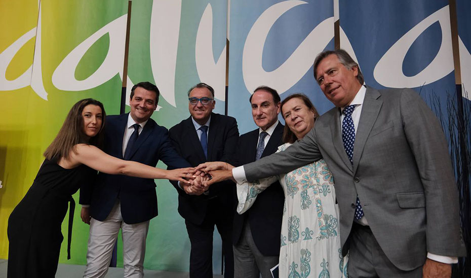 
			      El consejero de Turismo, Arturo Bernal, junto a representantes institucionales, de la FAMP y la CEA, antes de la reunión.			    
			  