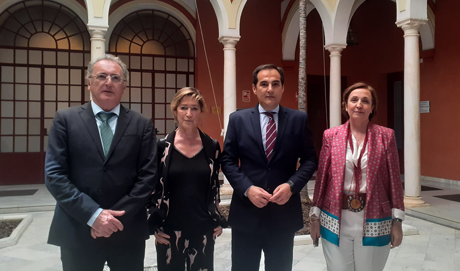 
			      En la imagen, de izquierda a derecha, el presidente de CADECA, Federico Fernández; la presidenta de CGAE, Victoria Ortega; el consejero de Justic...
			  