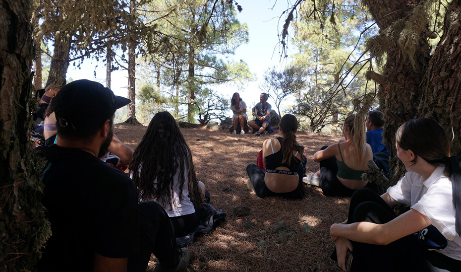 
			      Un grupo de jóvenes participa en una actividad al aire libre.			    
			  