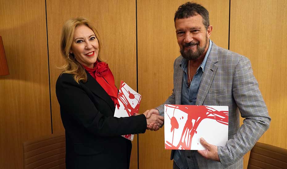 
			      La consejera de Economía, Carolina España, y el actor y presidente del Teatro del Soho CaixaBank, Antonio Banderas.			    
			  