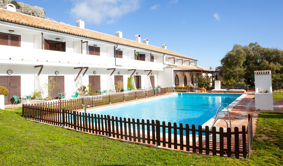 
			      Piscina en un complejo turístico.			    
			  