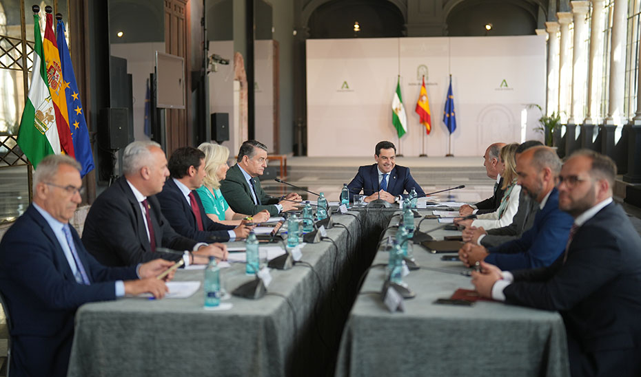 El presidente de la Junta, Juanma Moreno, preside la reunión con los alcaldes del Campo de Gibraltar.