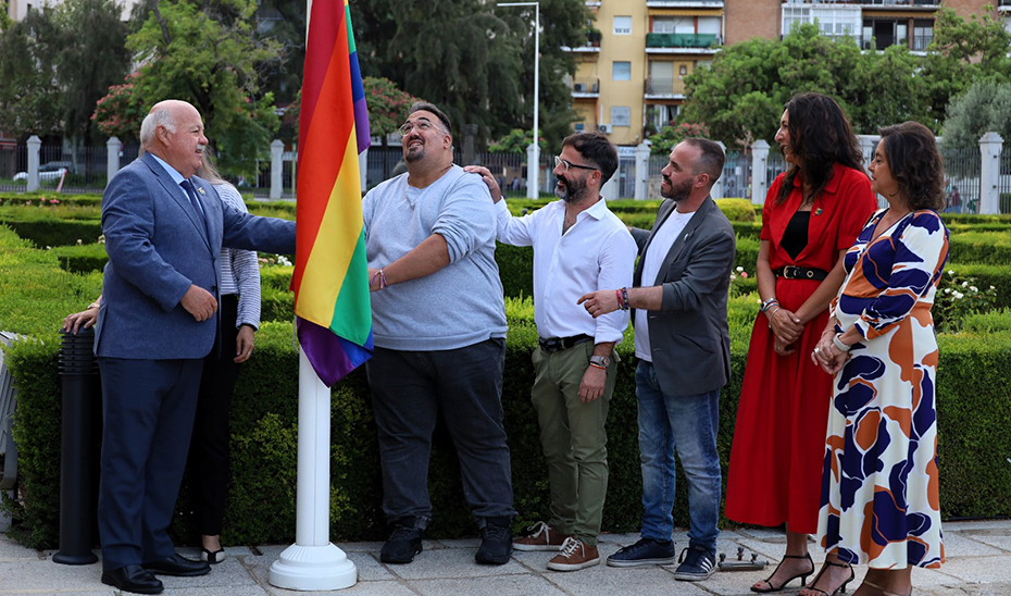 Momento de izado de la bandera arcoíris en el Parlamento de Andalucía.