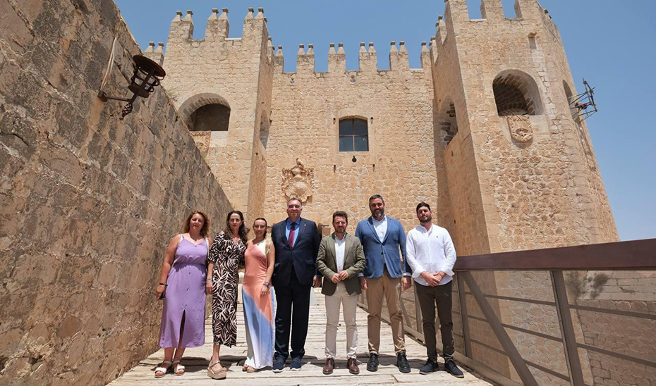 El consejero de Turismo, durante su visita a las obras de la primera fase de la rehabilitación integral del Castillo de Vélez Blanco.