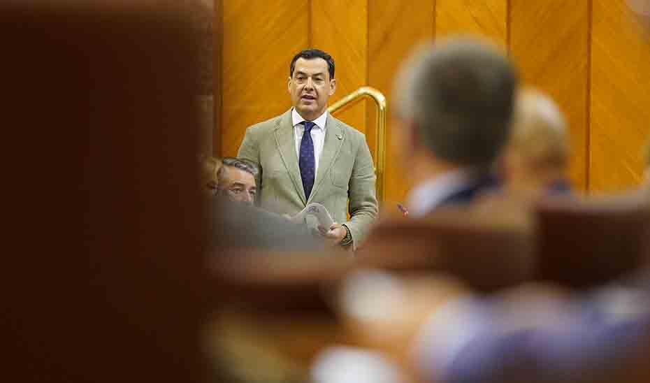 Un momento de la intervención e Juanma Moreno en el Parlamento.