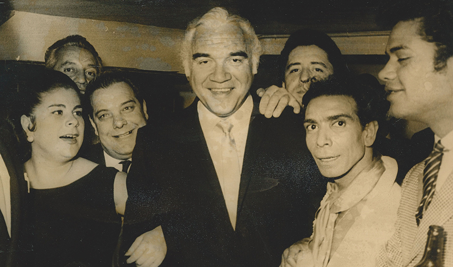 La Paquera de Jerez, junto a Lorne Hyman (en el centro), el actor protagonista de la serie 'Bonanza'. 