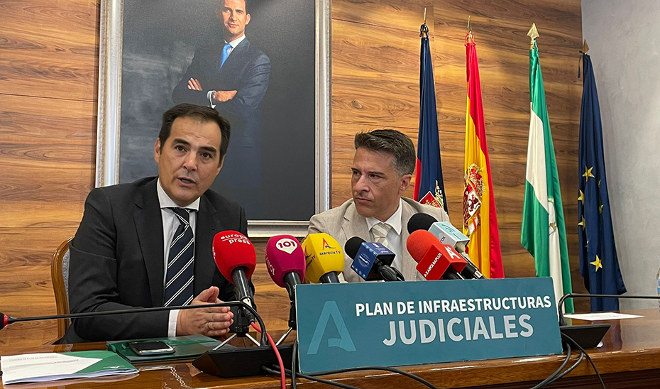 El consejero de Justicia, José Antonio Nieto, y el alcalde de Torrox (Málaga), Óscar Medina, tras la rúbrica del convenio de colaboración.