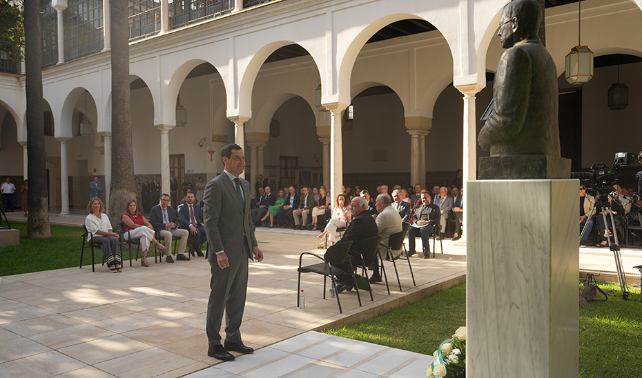 Juanma Moreno ante el busto de Blas Infante, tras depositar una corona de flores ante el monumento.