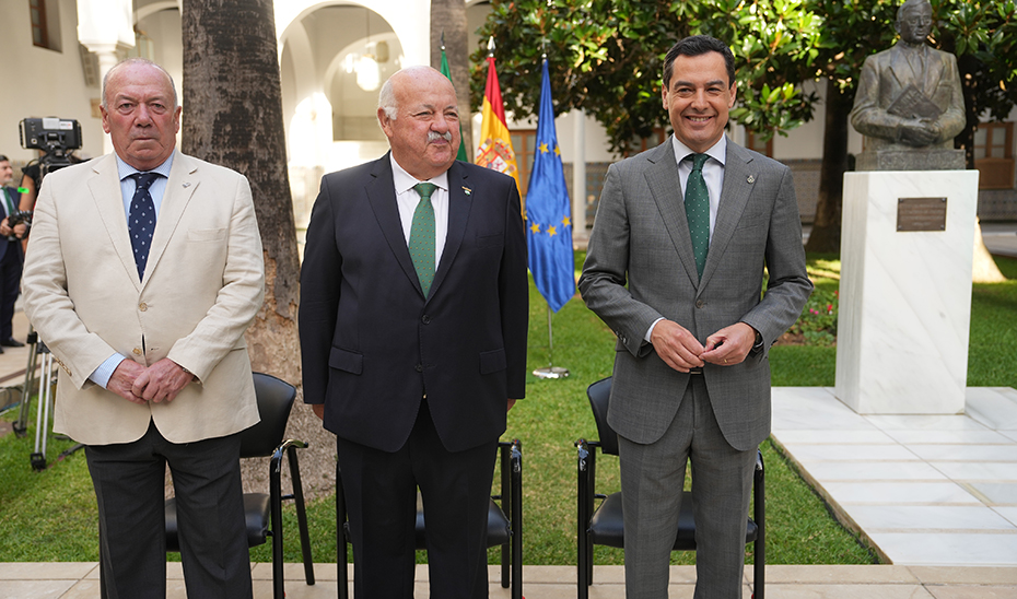 El presidente de la Junta, Juanma Moreno, junto al presidente del Parlamento andaluz, Jesús Aguirre; y el presidente de la Fundación Blas Infante, Javier Delmás.