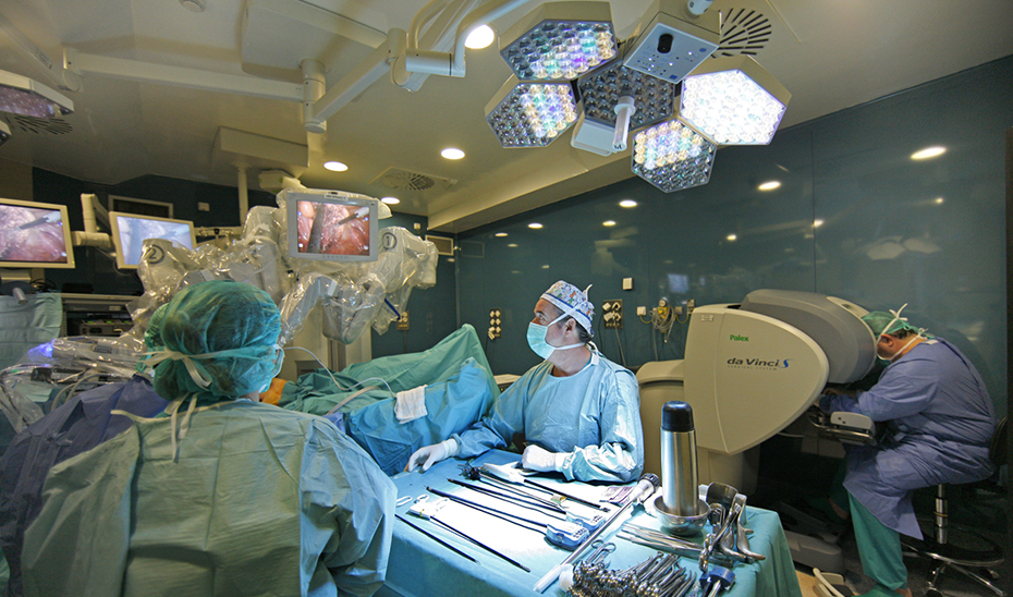 Uso de un robot Da Vinci en una intervención quirúrgica en el Hospital Virgen del Rocío de Sevilla.