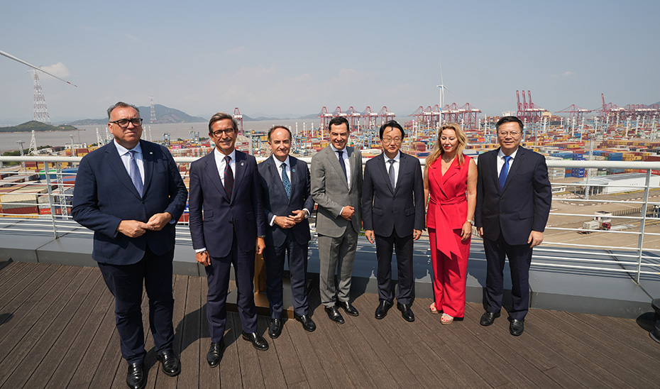 El presidente andaluz y los consejeros de Economía, de Turismo y de Industria, junto a responsables del puerto de Ningbo.