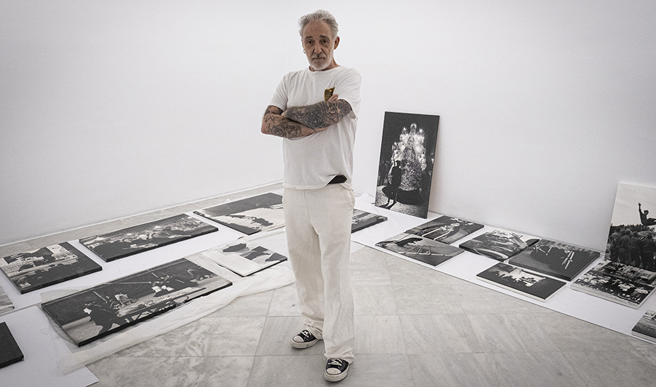 Alberto García-Alix, junto a algunas de las fotografías en el CAAC.