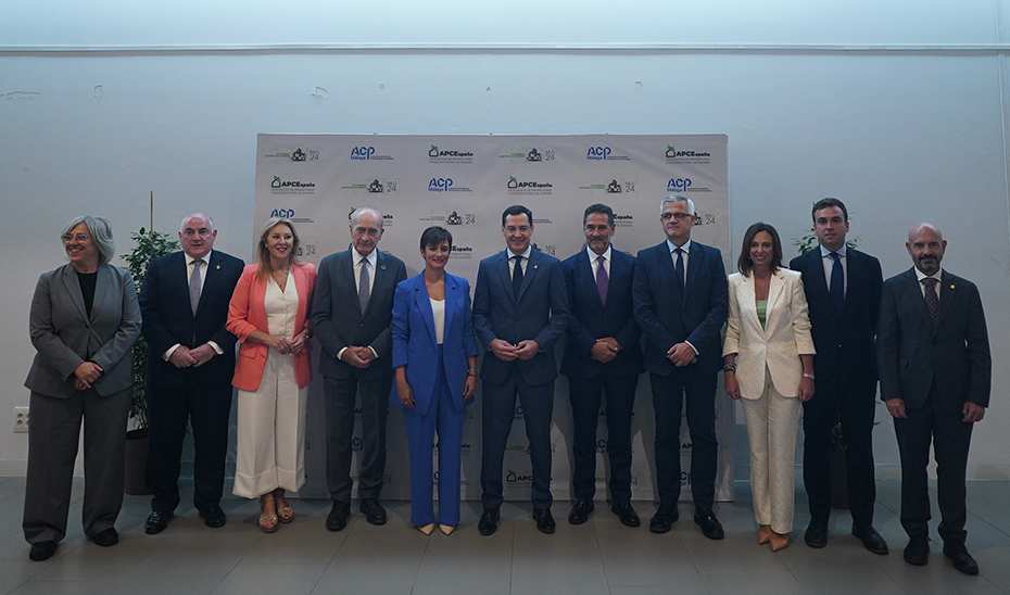 Juanma Moreno, junto a la ministra de Vivienda, Isabel Rodríguez; la consejera de Fomento, Rocío Díaz; la consejera de Economía, Carolina España; y los organizadores del IV Congreso Nacional de Vivienda.