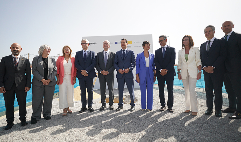 Foto de familia de las autoridades asistentes al acto de colocación de la pirmera piedra de la promoción de viviendas, con el presidente andaluz y la ministra de Vivienda a la cabeza.