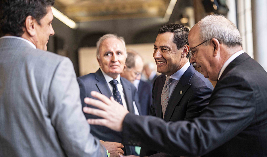 Moreno saluda a algunos de los representantes de las Cámaras de Comercio andaluzas, que han celebrado su consejo en San Telmo.