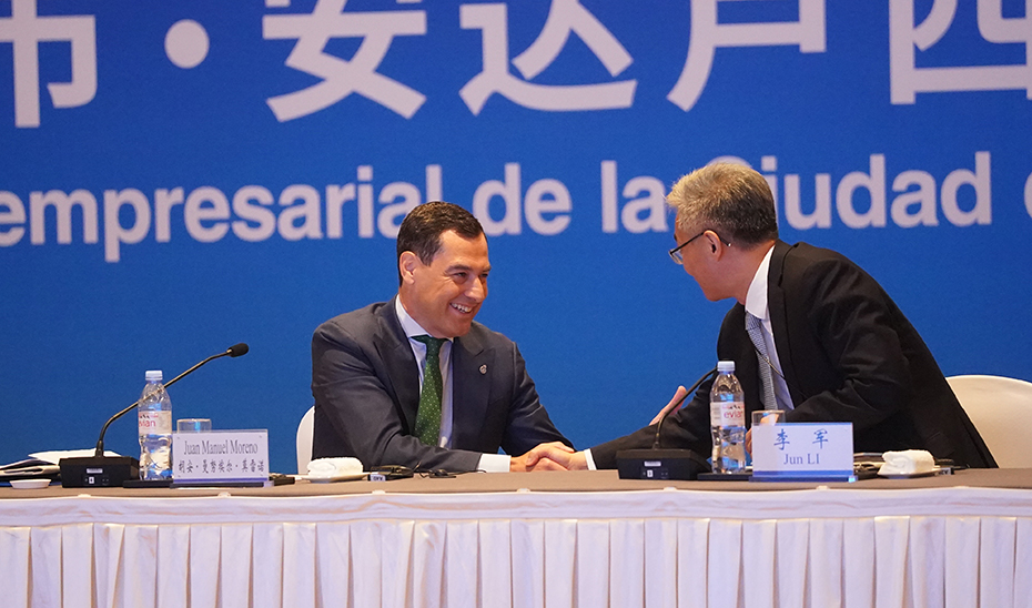 Juanma Moreno saluda a uno de los representantes del empresariado chino.