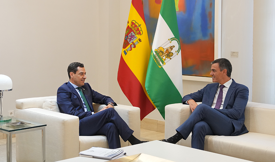 El presidente de la Junta, Juanma Moreno, y el presidente del Gobierno, Pedro Sánchez, sentados, dan comienzo a su reunión.