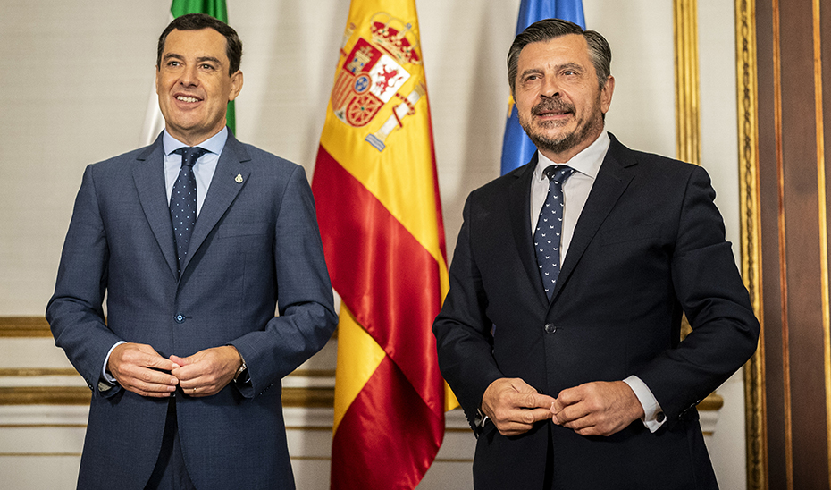 Juanma Moreno, junto al portavoz del Grupo Parlamentario Popular, Toni Martín.