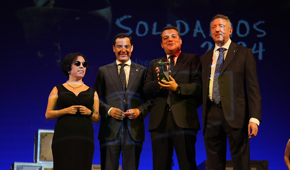 Juanma Moreno ha entregado el Premio Solidario Administración Pública al Ayuntamiento de Córdoba., recibido por su alcalde, José María Bellido.