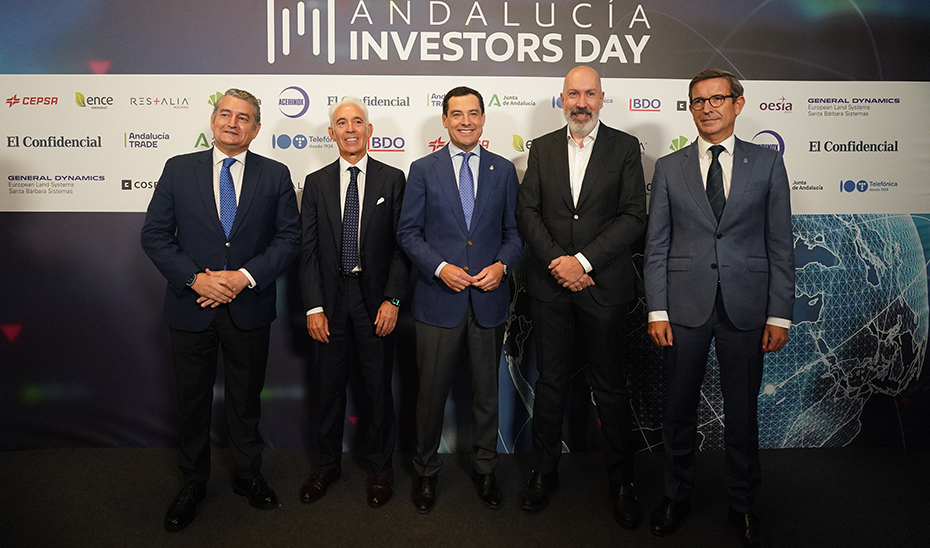 Juanma Moreno, junto al presidente y editor de El Confidencial, José Antonio Sánchez, el director Nacho Cardero, y los consejeros Antonio Sanz y Jorge Paradela, durante la inauguración de las Jornadas 'Andalucía Investor Day'.