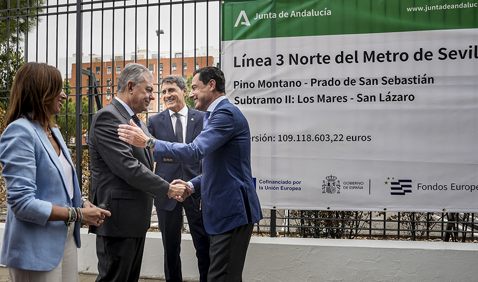 Juanma Moreno saluda al alcalde Sevilla, José Luis Sanz, en presencia del delegado del Gobierno, Pedro Fernández, y la consejera de Fomento, Rocío Díaz.