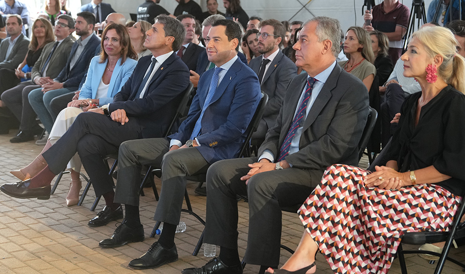 Juanma Moreno, junto al resto de autoridades asistentes al acto.