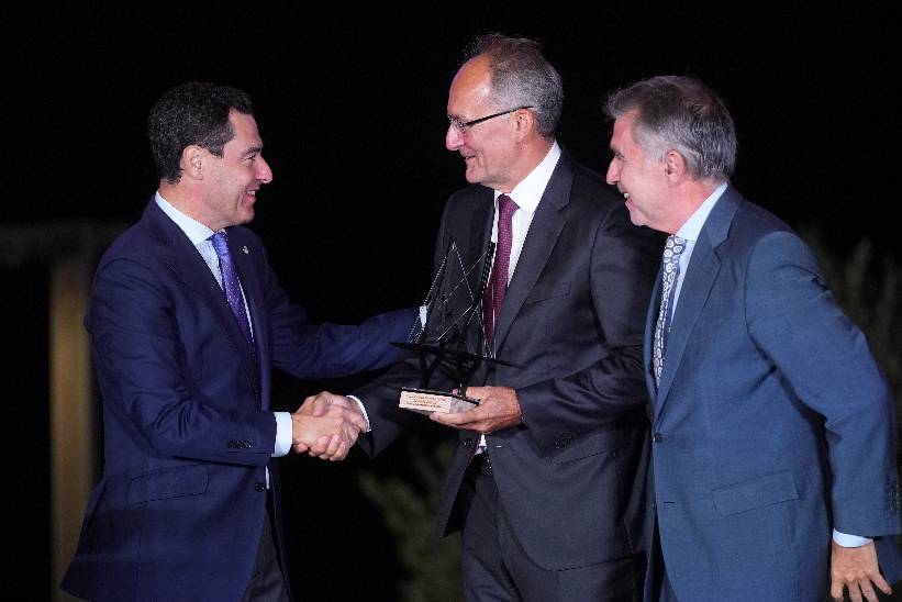 Juanma Moreno saluda a Juvencio Maeztu tras recibir el Premio La Voz de Cádiz.