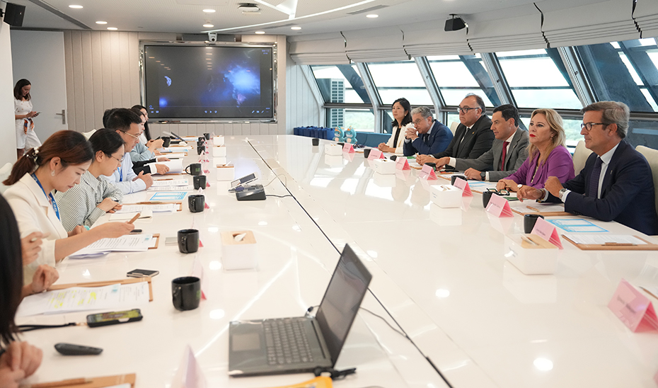 Juanma Moreno, al frente de la delegación andaluza, durante la reunión mantenida en Shanghái con los responsables de la multinacional china CTRIP.