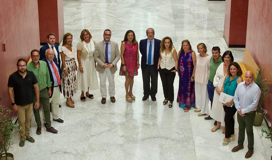 María del Carmen Castillo, con los representantes de la Mesa de Infantil.