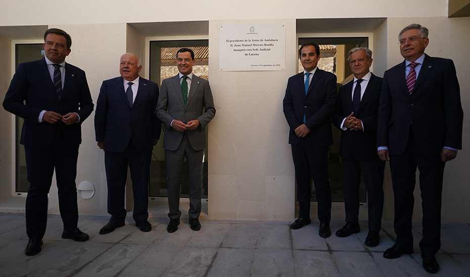 Juanma Moreno, acompañado por el consejero de Justicia, Administración Local y Función Pública, José Antonio Nieto; el alcalde de Lucena, Aurelio Fernández; el presidente del Parlamento andaluz, Jesús Aguirre; y el presidente de la Diputación de Córdoba, Salvador Fuentes, así como de otras autoridades judiciales de Lucena.