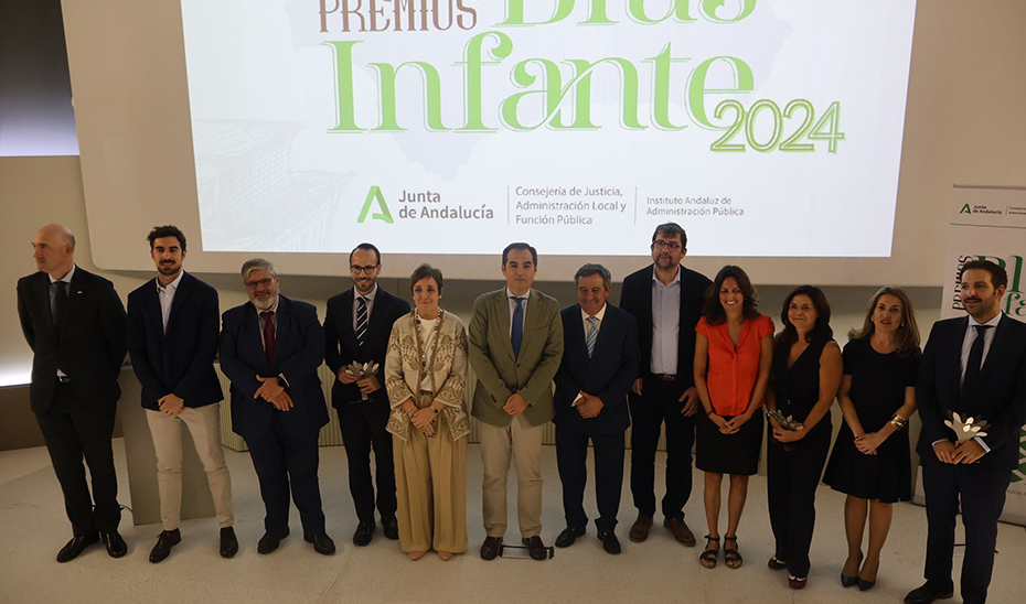 El consejero de Justicia, Administración Local y Función Pública, José Antonio Nieto, posa en una imagen de archivo con los galardonados en la anterior edición de los Premios Blas Infante.