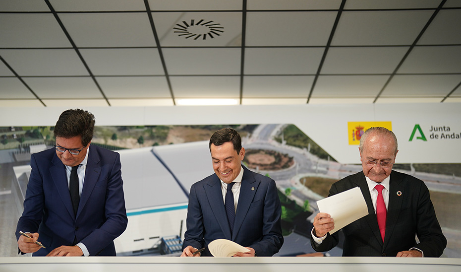 Momento de la firma del convenio entre el presidente andaluz, Juanma Moreno, el ministro Óscar López y el alcade de Málaga, Francisco de la Torre.