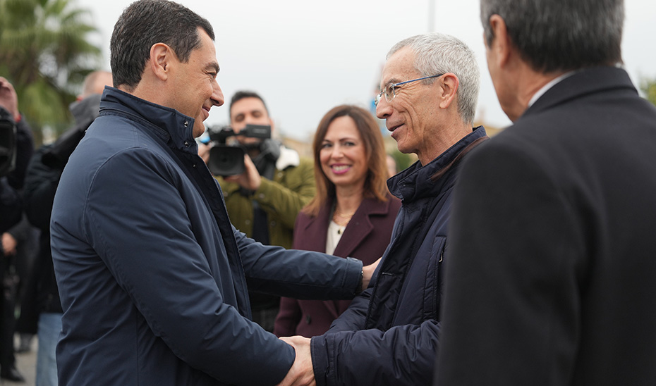 Juanma Moreno saluda al alcalde de Utrera, Francisco Jiménez.