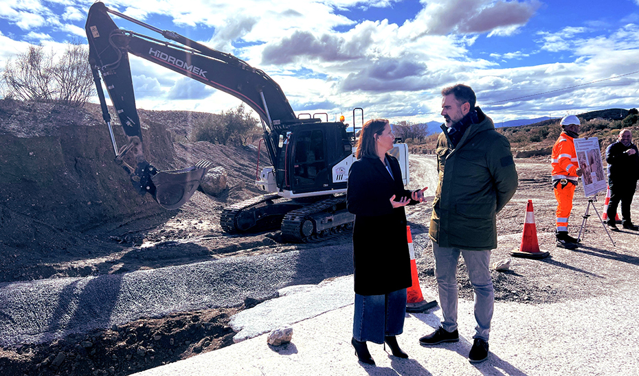 Un momento de la visita del consejero de Agricultura al camino rural de Albox.