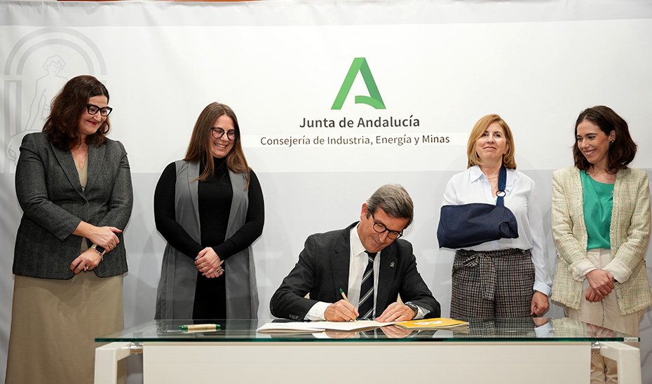 El consejero de Industria, Energía y Minas, Jorge Paradela, firma un protocolo de colaboración con cuatro asociaciones de mujeres.