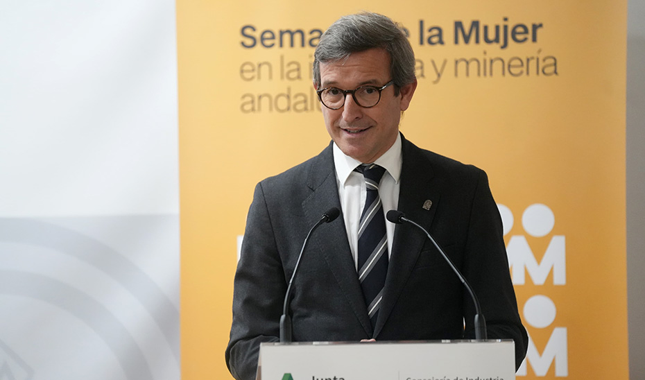 El consejero Paradela interviene en el acto de la firma del protocolo con asociaciones de mujeres que se celebra en el marco de la I Semana de la Mujer en la industria y la minería andaluza.