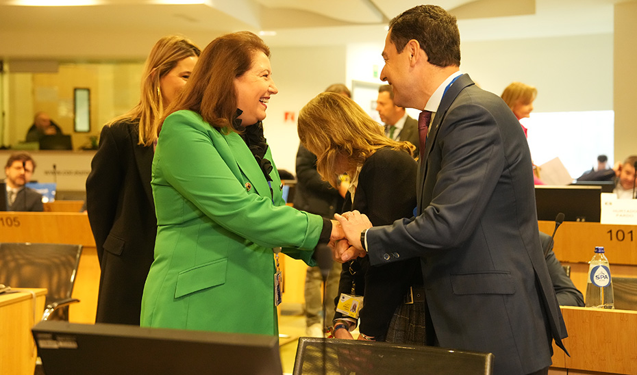 Juanma Moreno saluda en Bruselas a la eurodiputada andaluza y exconsejera de Agricultura de la Junta, Carmen Crespo.