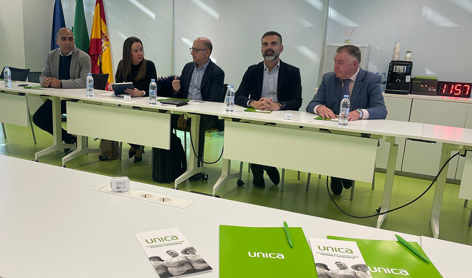Ramón Fernández-Pacheco durante su visita a la sede de la cooperativa agraria Unica Group en Almería.