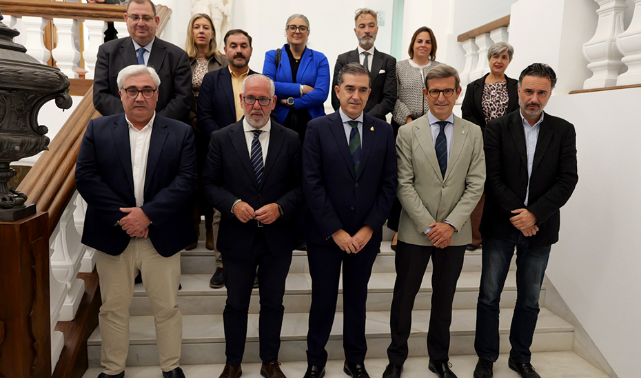 La Junta y el Ayuntamiento promueven la creación de un nodo tecnológico en Baeza El consejero Paradela posa en una foto de familia tras la firma del protocolo de colaboración con el Ayuntamiento de Baeza.