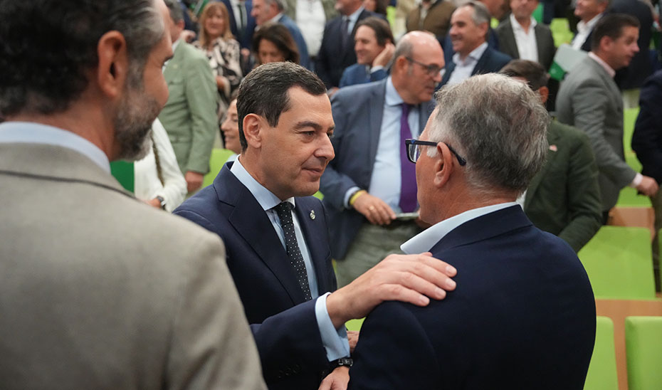 El presidente de la Junta conversa con los participantes en el acto de entrega de resoluciones de ayudas a productores de frutas y hortalizas.