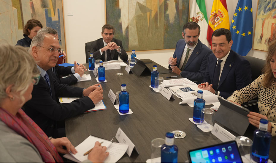 Juanma Moreno y Costas Kadis encabezan las delegaciones de la Junta de Andalucía y el Comisariado de Pesca y Océanos de la Comisión Europea, durante la reunión celebrada en Cádiz.