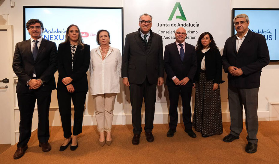 Foto de familia del acto de presentación en Sevilla del Plan de Formación en Competencias Digitales.