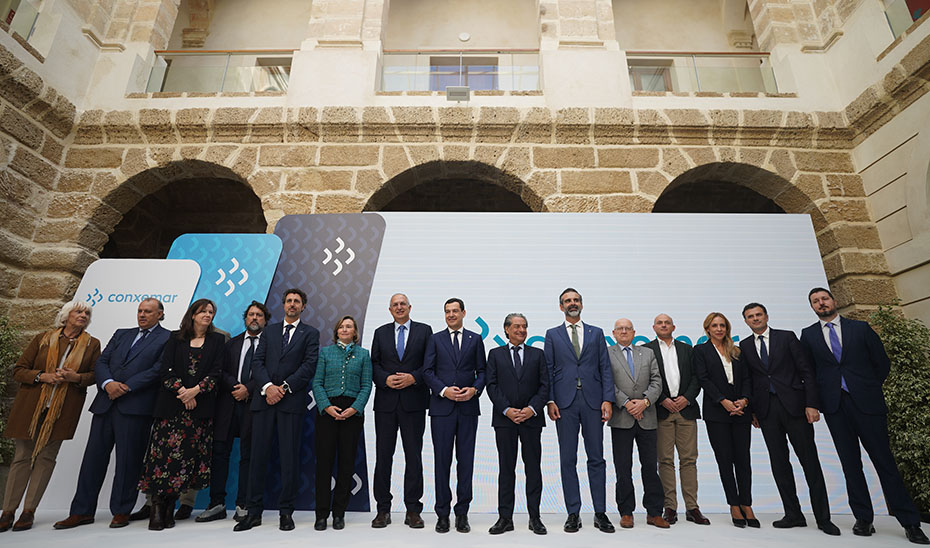El presidente andaluz, Juanma Moreno, y el comisario europeo de Pesca, Costas Kadis, posan junto al resto de autoridades y dirigentes de la Asociación Española de Mayoristas, Importadores, Exportadores y Transformadores de Productos de la Pesca y la Acuicultura, Conxemar.
